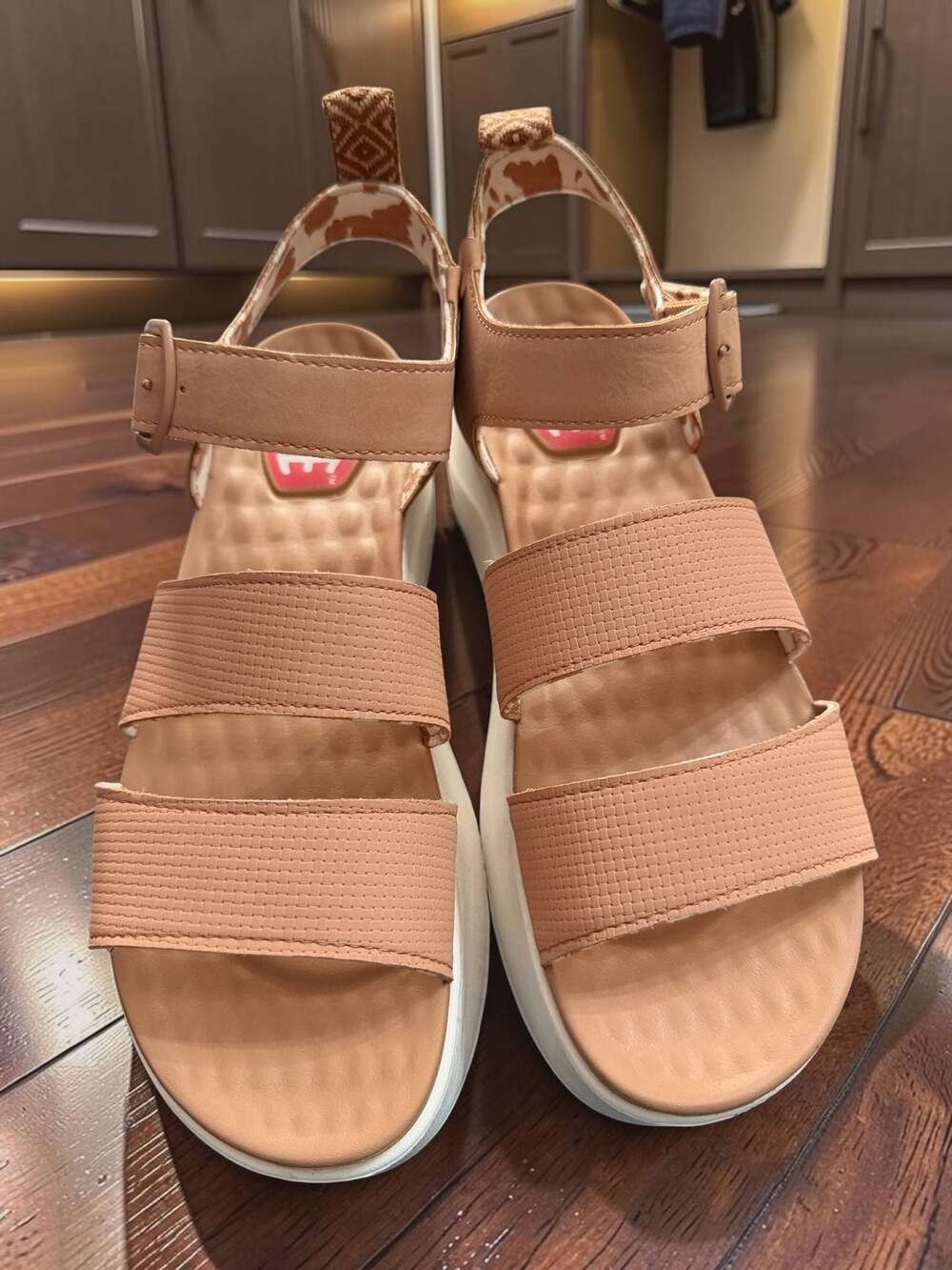 Hey Dude Delray Buckle Classic Platform Sandals in Tan Size 9 - Picture 2 of 5